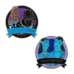 Disney One Family Ensemble De Pin's Mystère "Friends And Family" Multilingue -Disney Soldes Boutique 466043290431 5